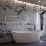 Piso porcelanico pulido rectificado color blanco-60x120-brillante-interior-vitola-castel-2-ok | Plomería García Modern bathroom with a white freestanding tub, marble tile walls, and a glass shower enclosure.