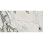 Piso porcelanico pulido rectificado color blanco-60x120-brillante-interior-vitola-castel-ok | Plomería García White marble slab with gray veining and a small black-bordered pg logo in the lower-right corner.